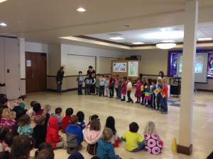 Mélanie and Stéphanie's PreKindergarten students present the elements on the new year table. 