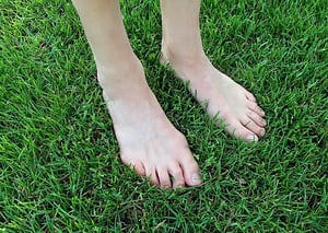 barefoot-1394846_640
