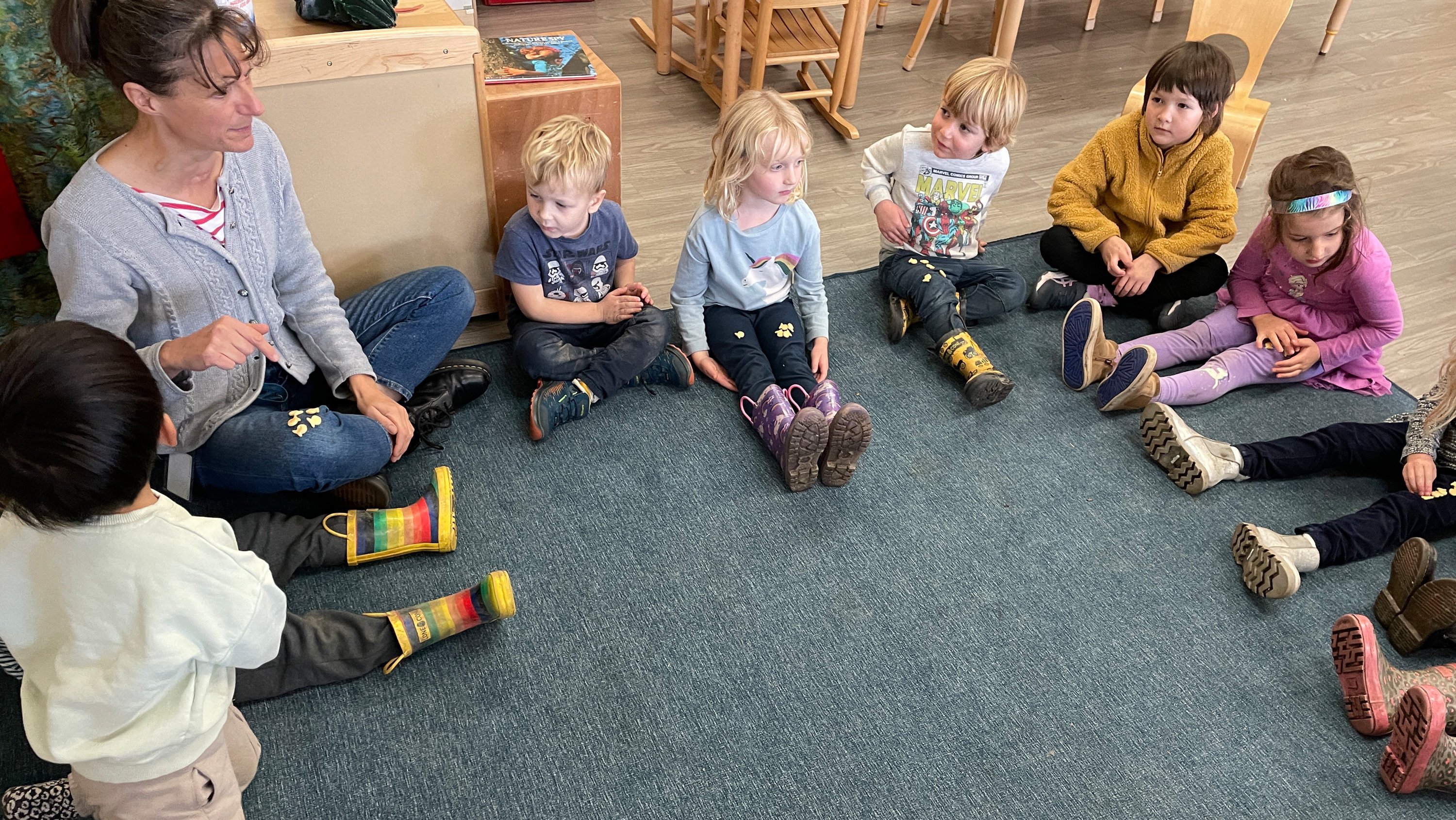 German Early Years students sit in a circle learning from one another.