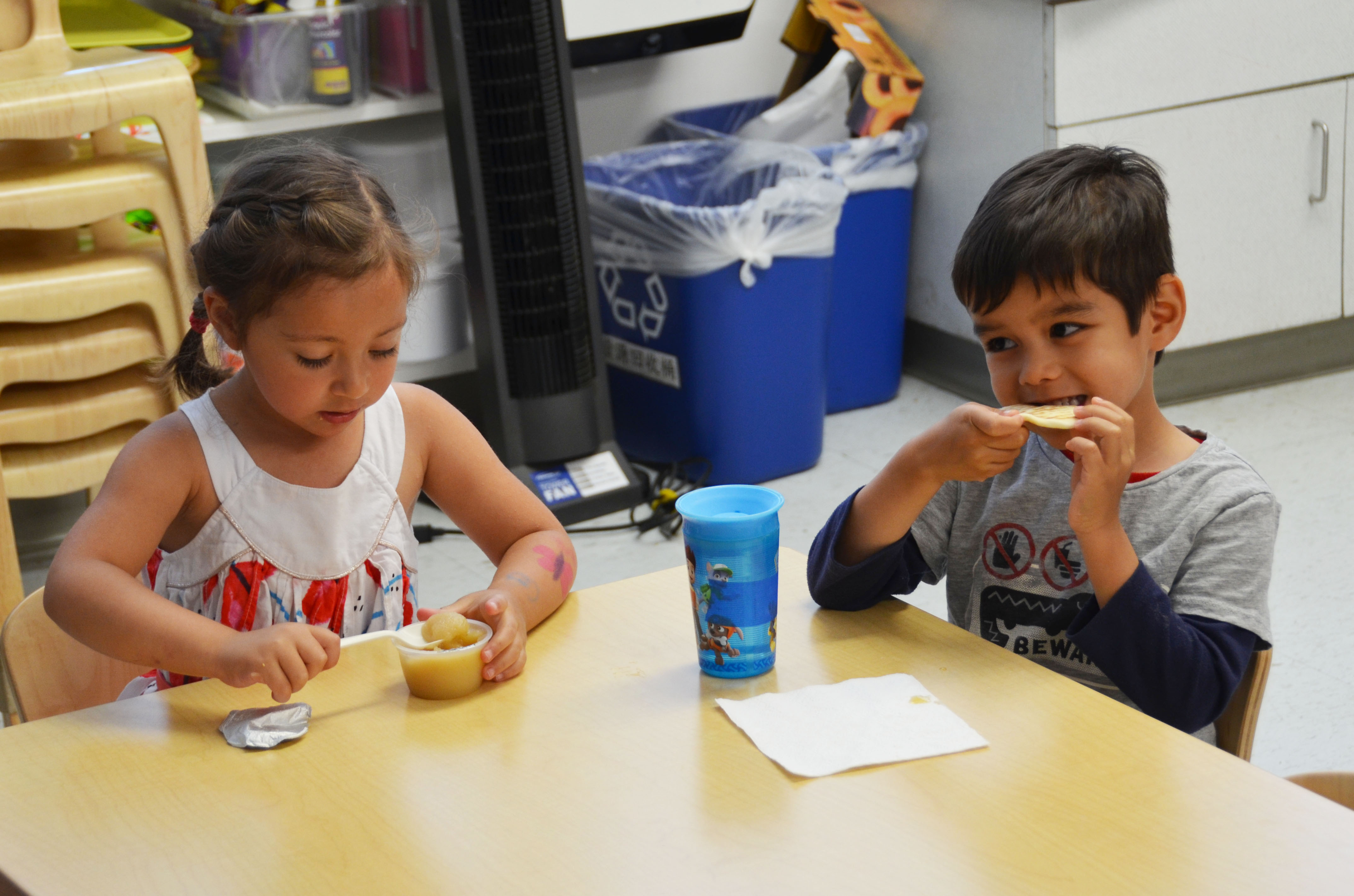 kids eating lunch at preschool